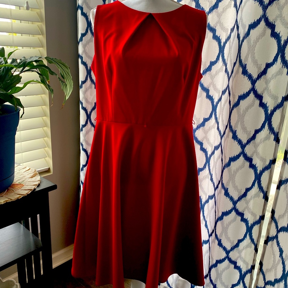 Sleeveless red dress with front pleat